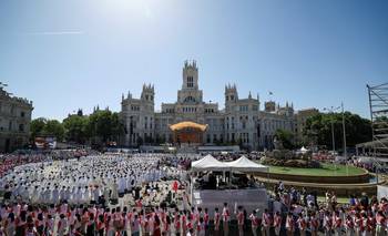Papa León dice ante una multitud de 1,2 millones de personas en Madrid que Dios está del lado de los pobres | Papa