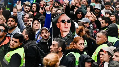 Un millón de personas le dieron el ùltimo adiós al "Indio" Solari Un millón de personas le dieron el ùltimo adiós al "Indio" Solari