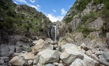 Diques, paisajes, túneles y yacimientos de cuarzo donde se combina naturaleza e historia | Escapadas