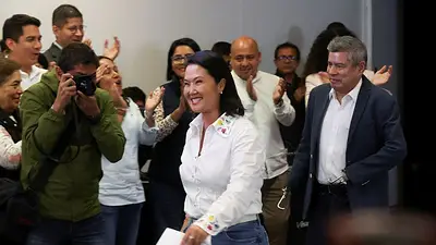 El recuento del balotaje presidencial en Perú entra en su segundo día en una disputa estrecha El recuento del balotaje presidencial en Perú entra en su segundo día en una disputa estrecha