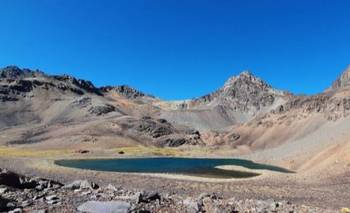 Dónde queda la laguna turquesa rodeada de glaciares que parece de otro país | Escapadas