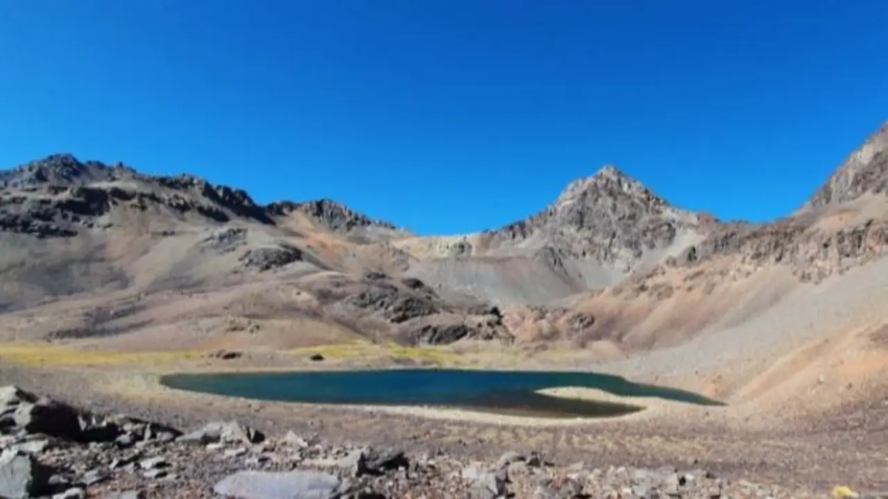 Dónde queda la laguna turquesa rodeada de glaciares que parece de otro país