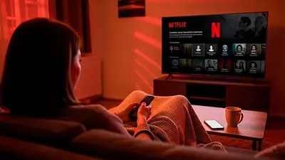 Mujer ve Netflix en su living Mujer ve Netflix en su living
