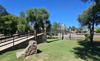 El puente peatonal suspendido sobre un río serrano que pocos conocen fuera de Córdoba | Turismo