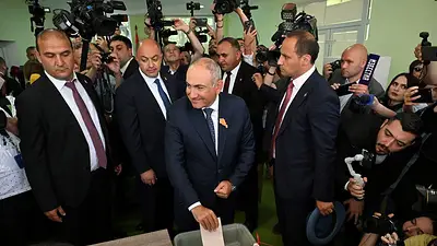 Pashinián gana las elecciones de Armenia y los observadores denuncian la injerencia de Rusia Pashinián gana las elecciones de Armenia y los observadores denuncian la injerencia de Rusia