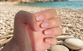 Por qué está tan de moda no pintarse las uñas, según una experta | Moda