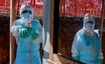 Sin botas y con pocas mascarillas: la desprotección del personal que combate el ébola en el Congo | Salud