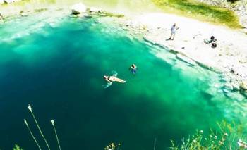 La imperdible laguna de aguas turquesas que queda en Córdoba | Turismo