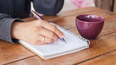 Persona escribiendo. Persona escribiendo.