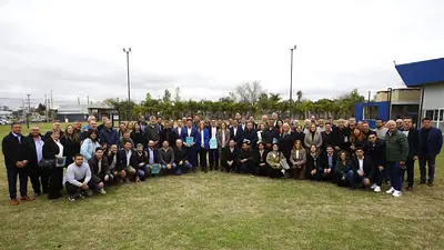 Fernando Espinoza reunió a 100 intendentes para debatir una agenda federal frente a la crisis nacional Fernando Espinoza reunió a 100 intendentes para debatir una agenda federal frente a la crisis nacional