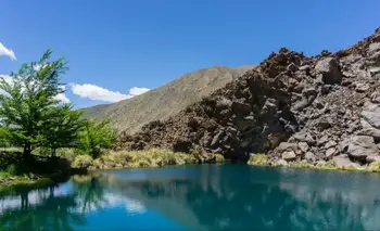 La laguna mendocina que cambia de color y parece salida de una leyenda | Escapadas