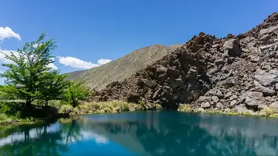 La laguna mendocina que cambia de color y parece salida de una leyenda La laguna mendocina que cambia de color y parece salida de una leyenda