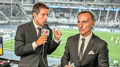 Latorre golpeó la mesa y se la pudrió a un compañero de ESPN . Latorre golpeó la mesa y se la pudrió a un compañero de ESPN .