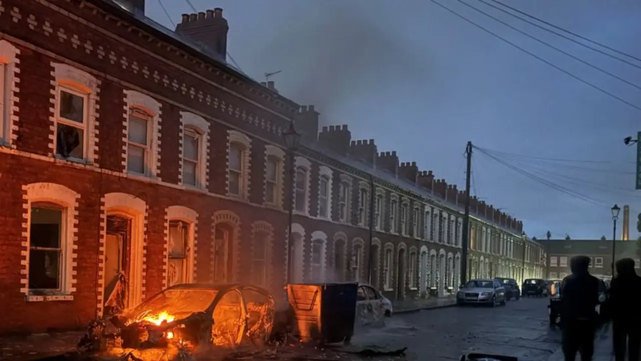 Incendian viviendas en Belfast durante protestas contra inmigrantes tras un ataque con arma blanca