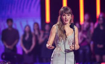 Taylor Swift sorprende con una actuación en el estreno de "Toy Story 5" en Hollywood | Estreno