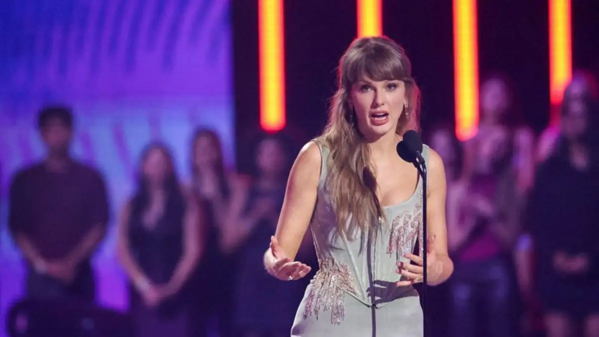 Taylor Swift sorprende con una actuación en el estreno de "Toy Story 5" en Hollywood