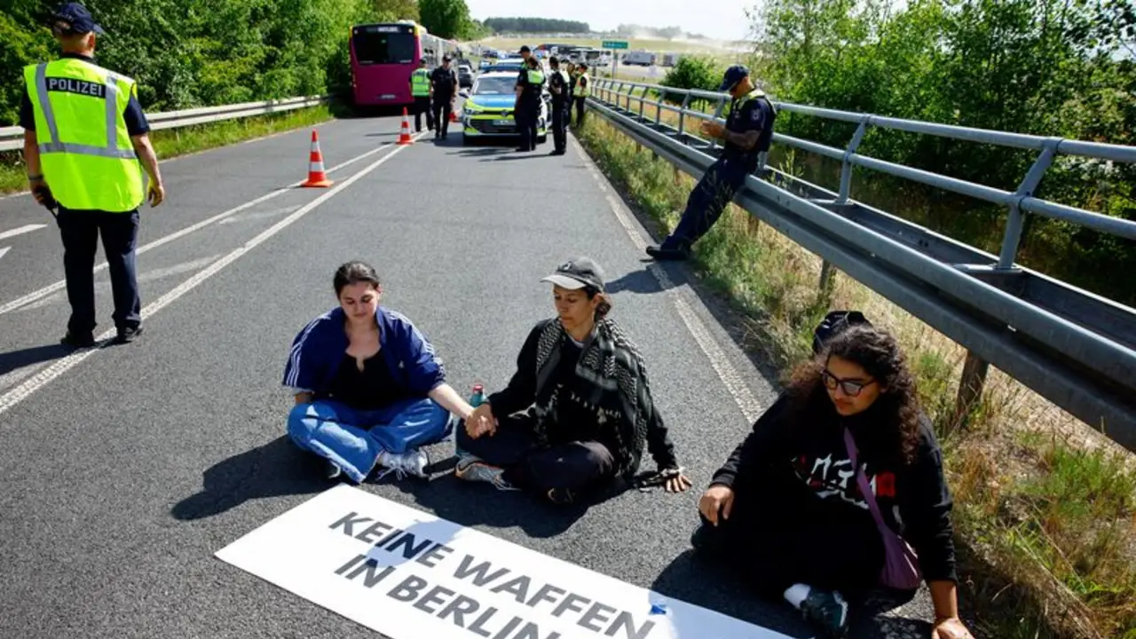 Manifestantes alteran el inicio de una feria del sector aeronáutico en Berlín