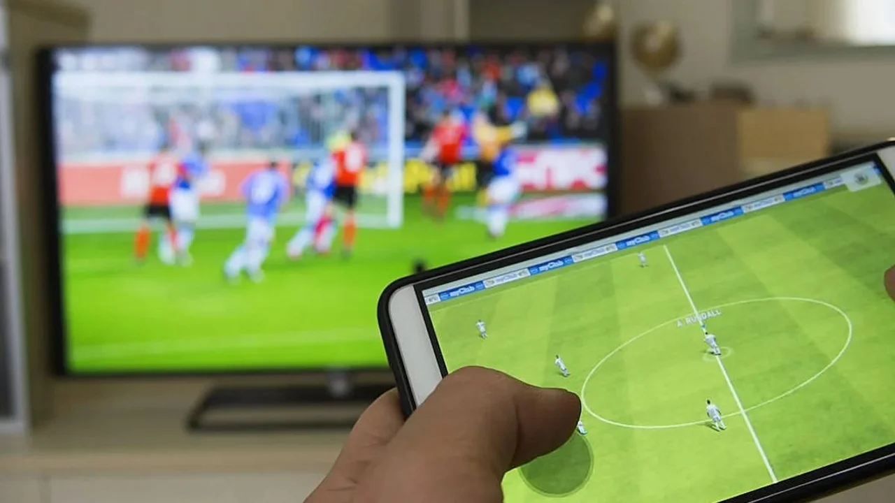 Televisión y celular con fútbol
