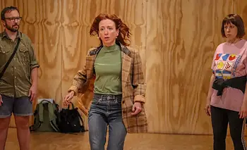Una profesora, una compañía en crisis y una pregunta imposible: así es Las despedidas | Teatro