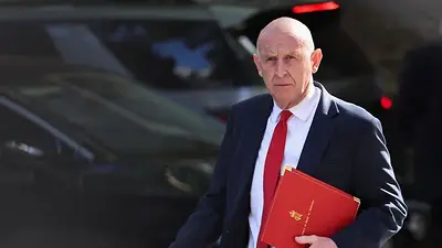 Ministro de Defensa británico Healey dimite acusando falta de recursos para defender el país Ministro de Defensa británico Healey dimite acusando falta de recursos para defender el país
