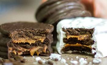 Tiene 50 años y fue la primera empresa en lanzar un alfajor triple: la histórica marca | Alfajores