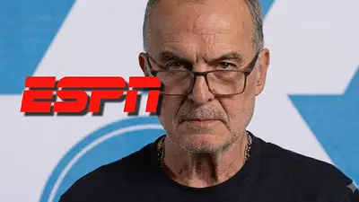 Figura de ESPN se fue al pasto criticando a Bielsa en vivo. Figura de ESPN se fue al pasto criticando a Bielsa en vivo.