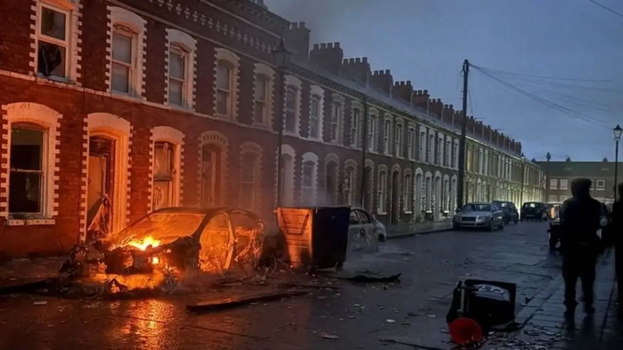 Tres noches de disturbios en Irlanda del Norte dejan 19 detenidos y 12 heridos