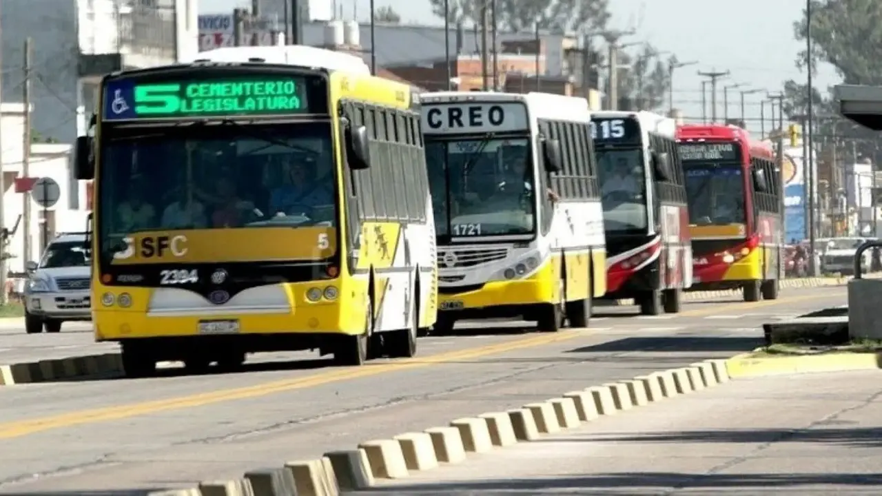 En medio del ajuste de Pullaro, el peronismo presentó un proyecto para congelar el boleto de colectivo