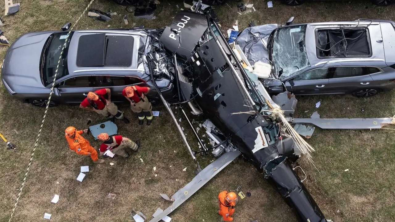 La colisión entre los dos helicópteros ocurrió en la mañana del domingo en pleno vuelo sobre el barrio de Recreio dos Bandeirantes. (Foto: Tercio Teixeira/AFP). 