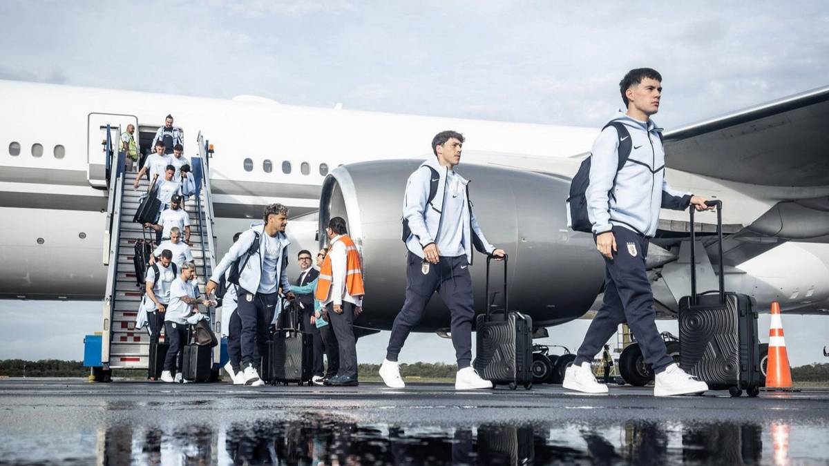 El insólito contratiempo con el avión que sufrió el Uruguay de Marceo Bielsa