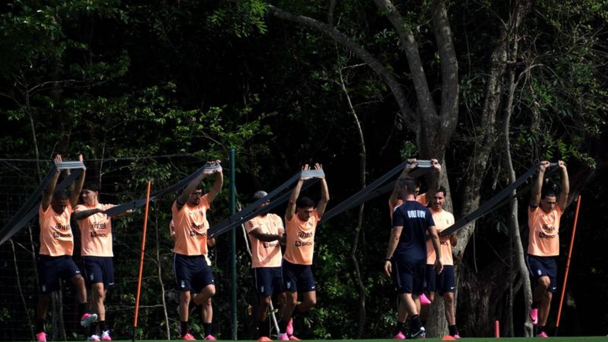 Bielsa defiende los protocolos médicos tras las lesiones de Uruguay antes del Mundial