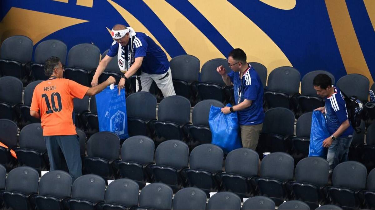 Hacen todo bien: por qué los hinchas de Japón limpiaron la tribuna tras cantar canciones de Argentina