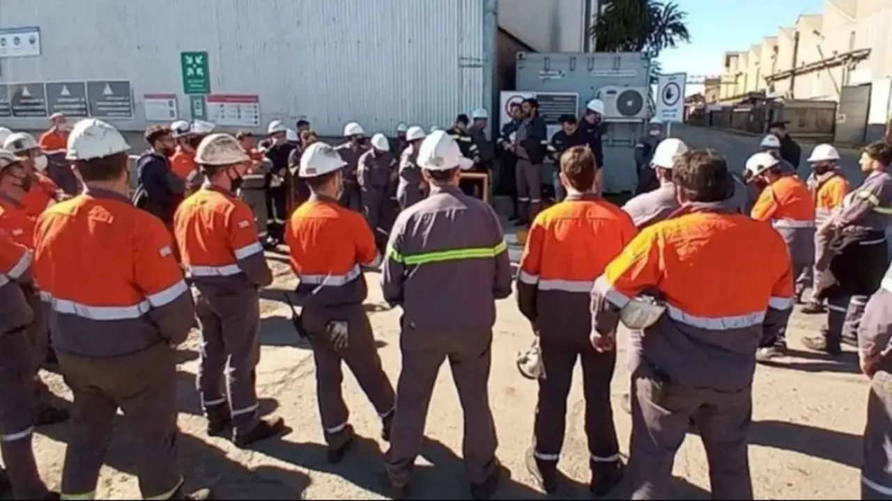 Crisis en Santa Fe: Acindar paraliza su producción, suspende a 200 operarios y crecen las críticas a Pullaro
