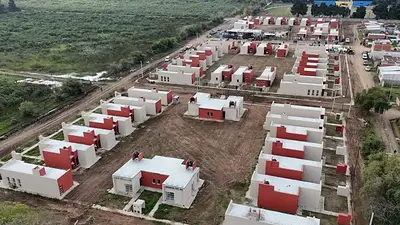 "Nosotros seguimos garantizando derechos": Kicillof entregó viviendas y lamentó las políticas libertarias nacionales "Nosotros seguimos garantizando derechos": Kicillof entregó viviendas y lamentó las políticas libertarias nacionales