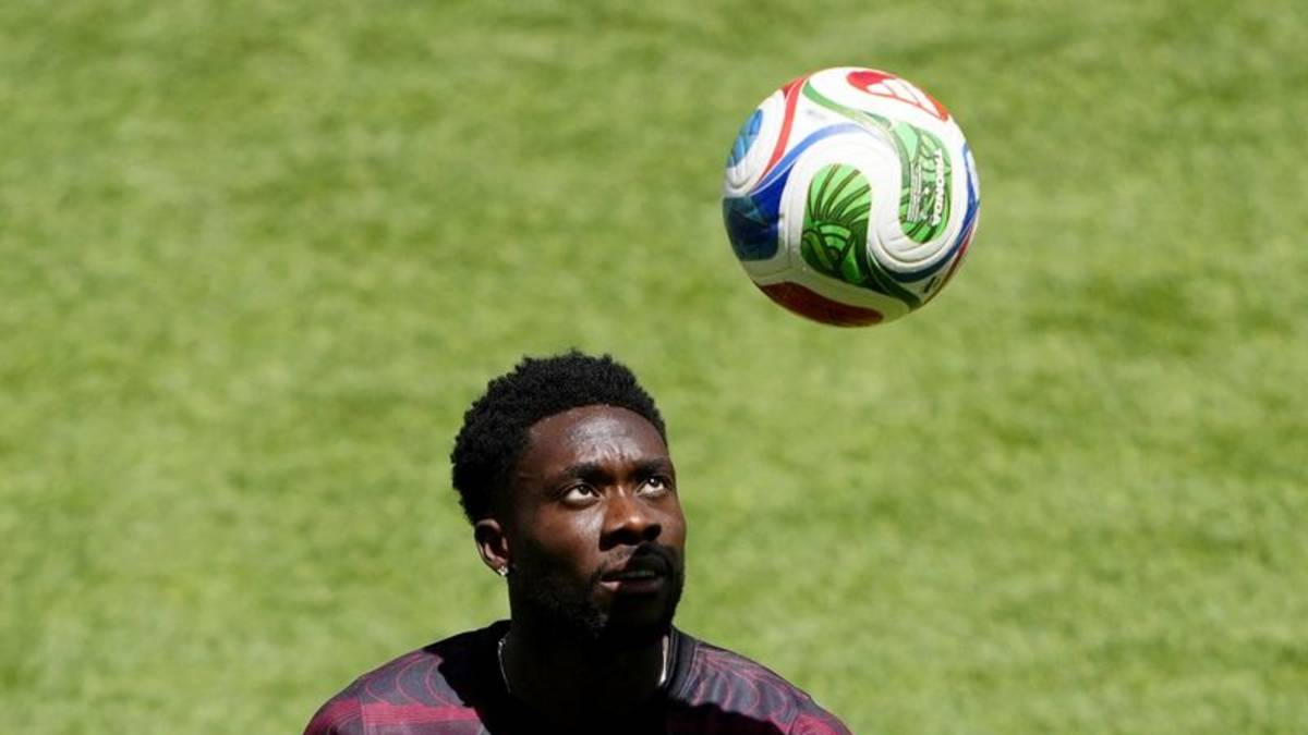 Zaguero canadiense Davies enfrenta una carrera contrarreloj antes del partido contra Qatar