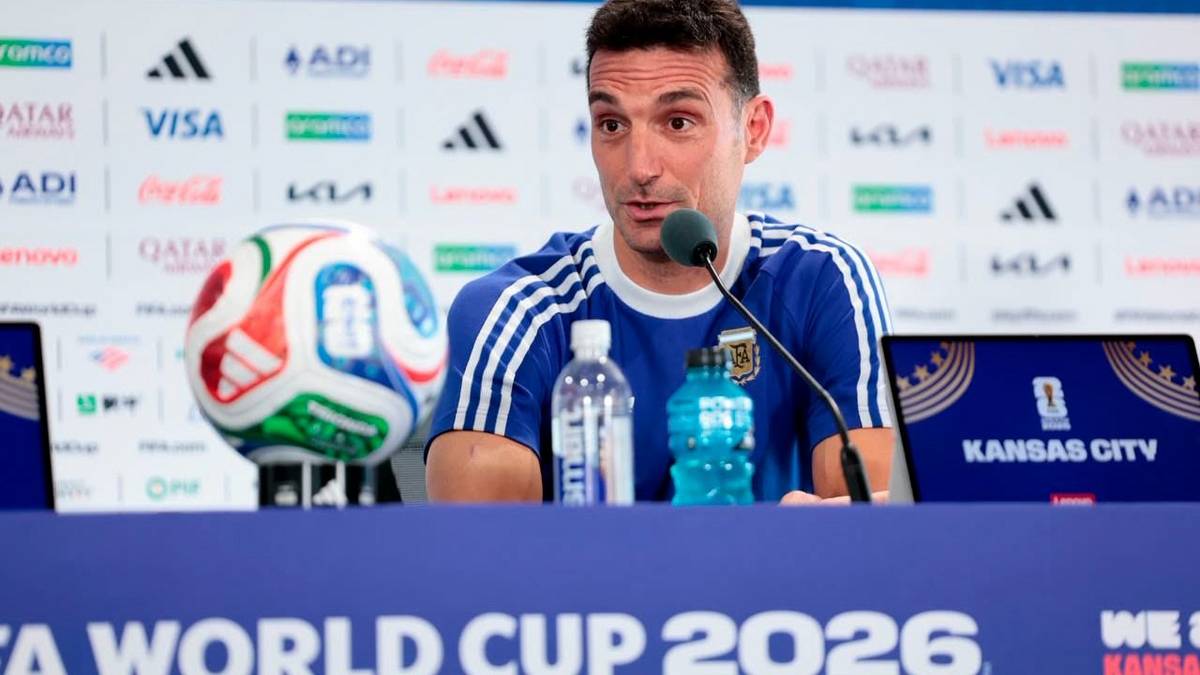 Lionel Scaloni confirmó que Dibu Martínez y Julián Álvarez "están disponibles" para la Selección