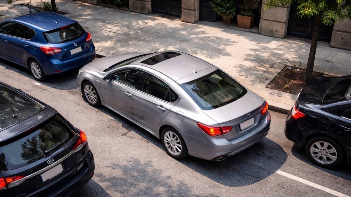 ¿Por qué bajamos la música al estacionar?: la explicación de la psicología