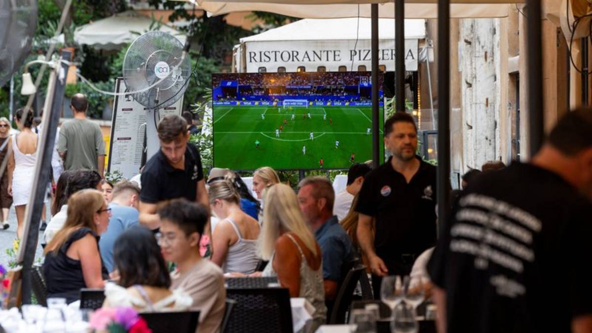 Aficionados italianos recurren a grandes estrellas, equipos débiles, para superar decepción mundialistas