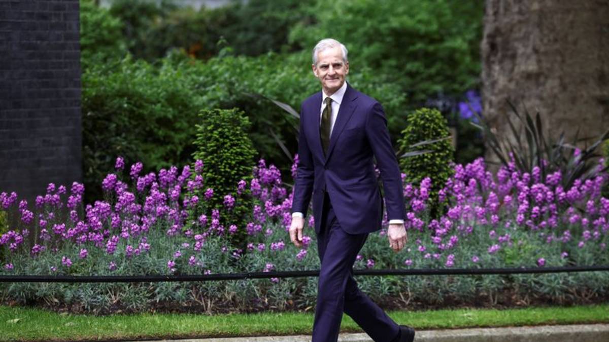El primer ministro de Noruega corre con la prensa antes del debut de su selección en el Mundial