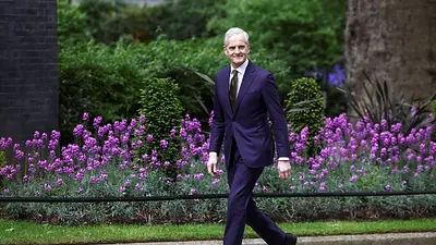 El primer ministro de Noruega corre con la prensa antes del debut de su selección en el Mundial El primer ministro de Noruega corre con la prensa antes del debut de su selección en el Mundial