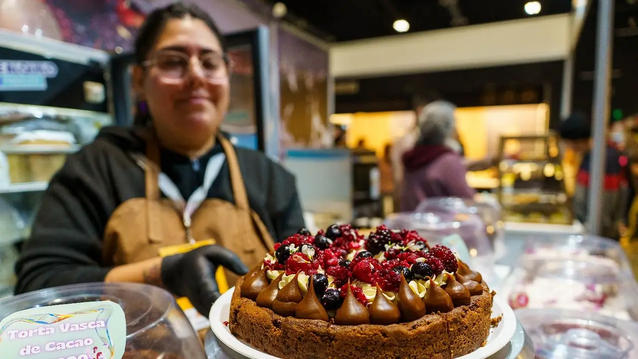 mujer sostiene torta de chocolate