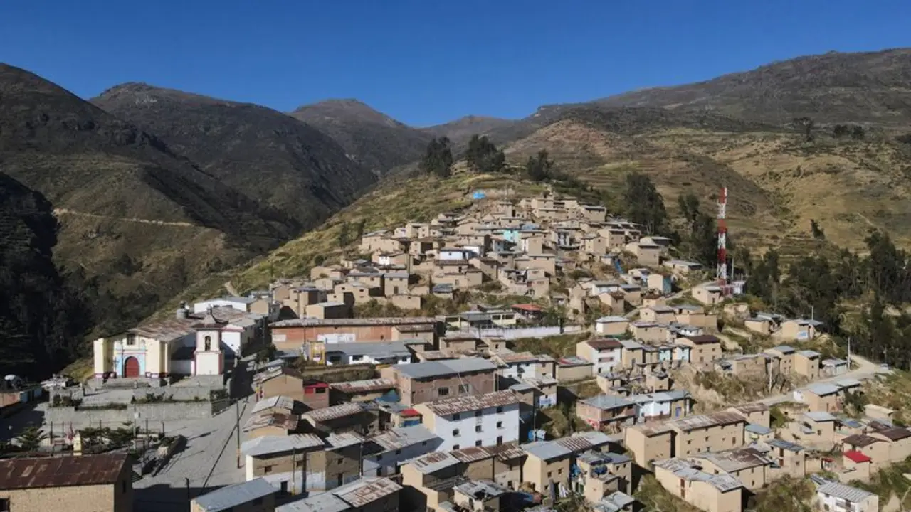 Empate perfecto en distrito andino muestra la persistente fractura política de Perú