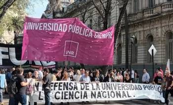 Tras la pobre oferta salarial, docentes de la UNR ratificaron el paro para toda la semana | Universidades nacionales