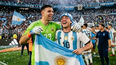 El Dibu Martínez y Paulo Londra El Dibu Martínez y Paulo Londra