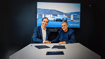 Horacio Marín junto a directivos de Tesla durante la visita a la Gigafactory de Texas Horacio Marín junto a directivos de Tesla durante la visita a la Gigafactory de Texas