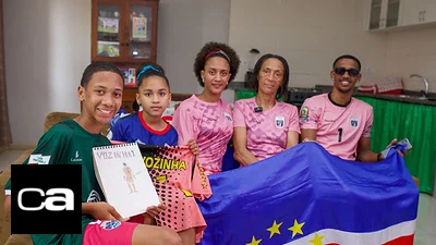 Sin haber podido ir al Mundial, la madre de Vozinha ve las hazañas de su hijo desde casa Sin haber podido ir al Mundial, la madre de Vozinha ve las hazañas de su hijo desde casa