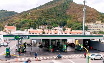 YPF presentó Refiplus, un nuevo formato de estaciones pensado para una carga más rápida | Nuevas estaciones