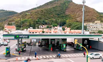 YPF presentó Refiplus, un nuevo formato de estaciones pensado para una carga más rápida | Nuevas estaciones