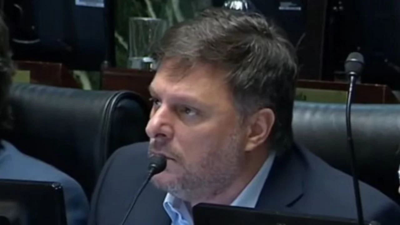 Leandro Santoro presentó un plan para refinanciar deudas familiares con tasas más bajas