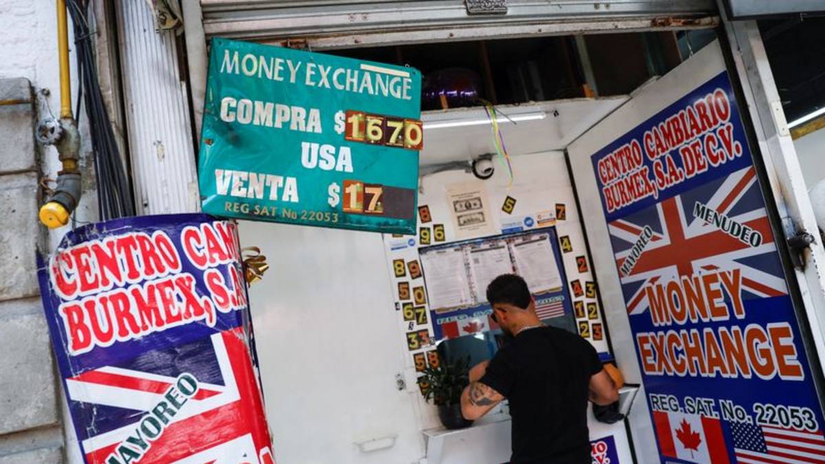 Peso mexicano cae por tono restrictivo Fed, bolsa extiende racha positiva